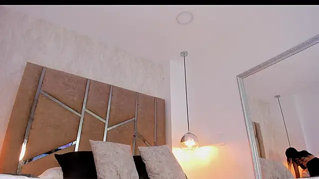 Martinaa Jones  online show from 12/17/25, 12:00