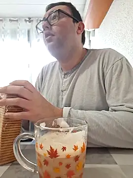 Javier bear online show from 11/29/25, 09:01