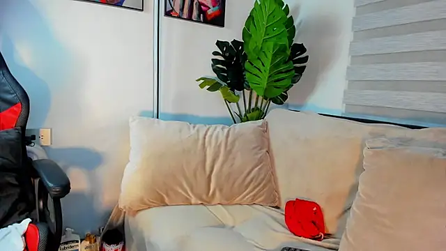 Snapshot of YalexaVelez chatting on 10/17/25, 02:48 YalexaVelez online show from 10/17/25, 02:48