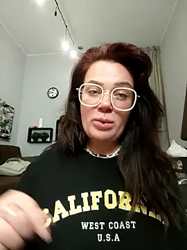 Snapshot of EllieOz chatting on 09/30/25, 05:51 EllieOz online show from 09/30/25, 05:51