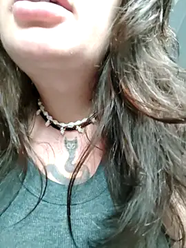 Snapshot of EllieOz chatting on 10/06/25, 04:04 EllieOz online show from 10/06/25, 04:04