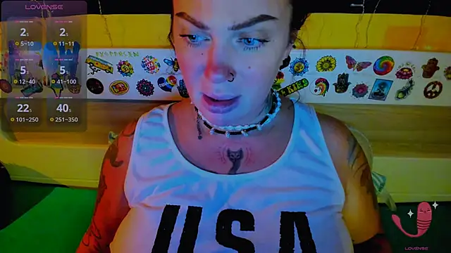 Snapshot of EllieOz chatting on 10/22/25, 05:45 EllieOz online show from 10/22/25, 05:45