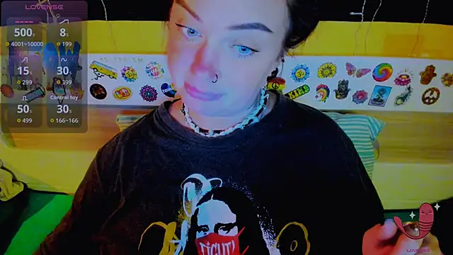 Snapshot of EllieOz chatting on 10/23/25, 06:28 EllieOz online show from 10/23/25, 06:28