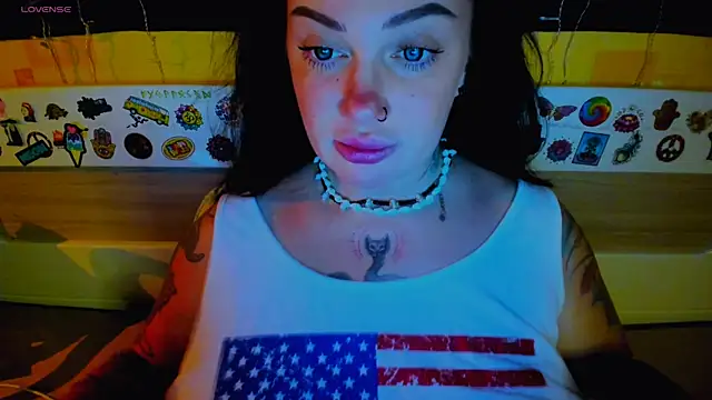 Snapshot of EllieOz chatting on 11/04/25, 03:00 EllieOz online show from 11/04/25, 03:00