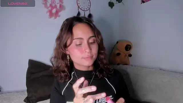 Snapshot of Violette-Ramirez01 chatting on 10/20/25, 10:32 Violette-Ramirez01 online show from 10/20/25, 10:32