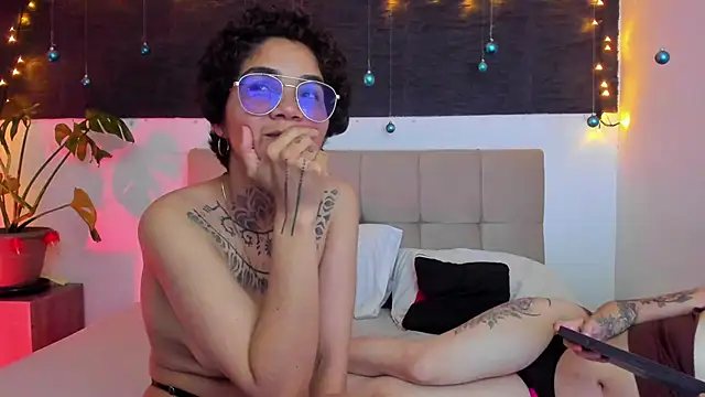 Snapshot of anaroman01 chatting on 12/19/25, 11:01 anaroman01 online show from 12/19/25, 11:01