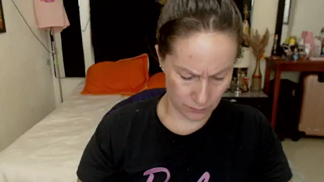 Snapshot of CATRINA-83 chatting on 11/05/25, 09:59 CATRINA-83 online show from 11/05/25, 09:59