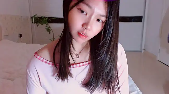 Snapshot of -Lucky_Girl chatting on 03/04/25, 01:01 -Lucky Girl online show from 03/04/25, 01:01