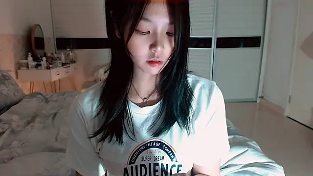 Snapshot of -Lucky_Girl chatting on 11/04/25, 02:49 -Lucky Girl online show from 11/04/25, 02:49