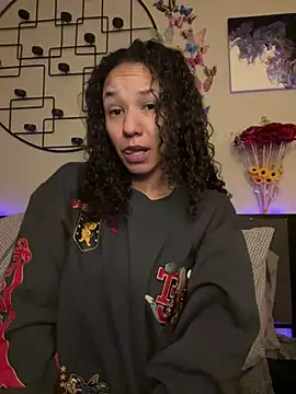 Snapshot of _Neeka_ chatting on 01/04/25, 11:33 Neeka online show from 01/04/25, 11:33