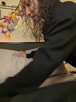 Snapshot of _Neeka_ chatting on 01/05/25, 01:15 Neeka online show from 01/05/25, 01:15