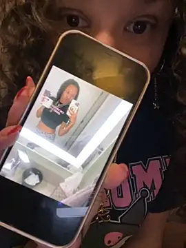 Snapshot of _Neeka_ chatting on 10/14/25, 03:18 Neeka online show from 10/14/25, 03:18