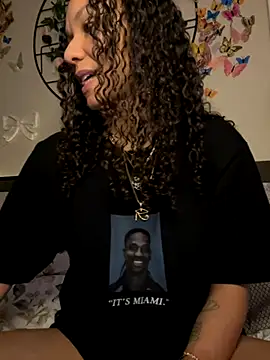 Snapshot of _Neeka_ chatting on 10/17/25, 02:59 Neeka online show from 10/17/25, 02:59