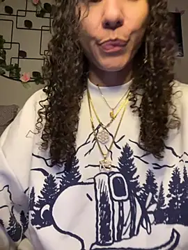 Snapshot of _Neeka_ chatting on 10/19/25, 05:19 Neeka online show from 10/19/25, 05:19