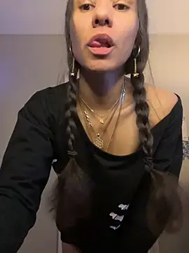 Snapshot of _Neeka_ chatting on 10/23/25, 03:17 Neeka online show from 10/23/25, 03:17