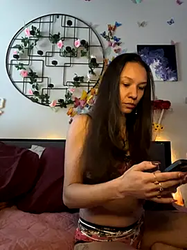 Snapshot of _Neeka_ chatting on 11/12/25, 03:45 Neeka online show from 11/12/25, 03:45