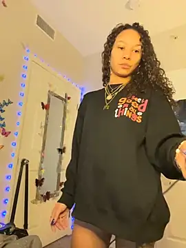 Snapshot of _Neeka_ chatting on 11/20/25, 03:12 Neeka online show from 11/20/25, 03:12