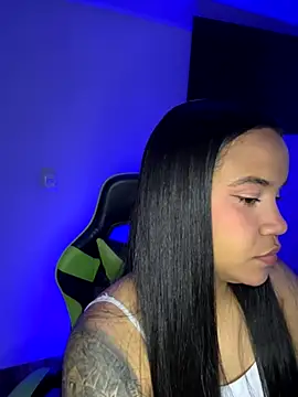 Snapshot of leila_22 chatting on 11/19/25, 07:52 leila 22 online show from 11/19/25, 07:52