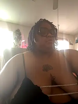 Snapshot of kweenxkarma chatting on 09/25/25, 08:34 kweenxkarma online show from 09/25/25, 08:34