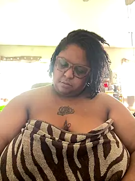 Snapshot of kweenxkarma chatting on 10/06/25, 10:07 kweenxkarma online show from 10/06/25, 10:07