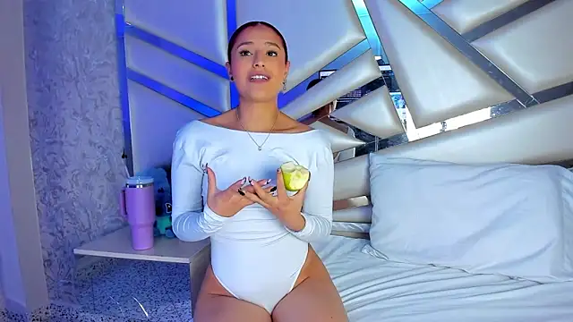 Snapshot of Miia002 chatting on 02/21/26, 01:28 Miia002 online show from 02/21/26, 01:28