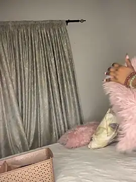 Bustygoddess32 online show from 12/18/25, 08:04