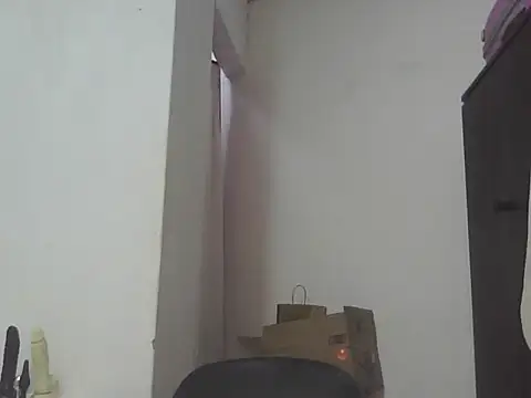 Snapshot of Sexxybella27 chatting on 10/17/25, 06:32 Sexxybella27 online show from 10/17/25, 06:32