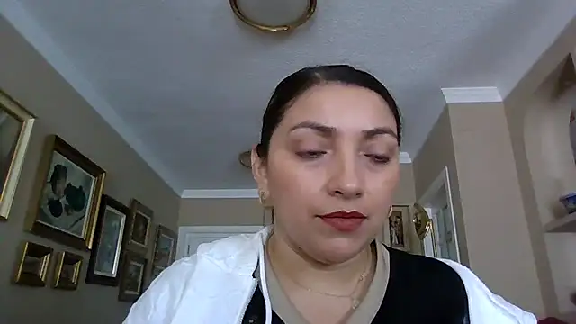 Snapshot of claudia chatting on 04/06/26, 11:44 claudia online show from 04/06/26, 11:44
