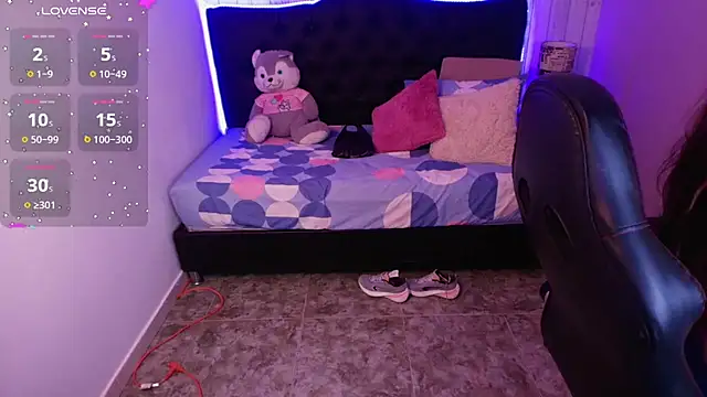 julieth love  online show from 11/17/25, 01:28