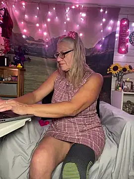 Snapshot of TrenaAnne chatting on 06/26/26, 02:21 TrenaAnne online show from 06/26/26, 02:21