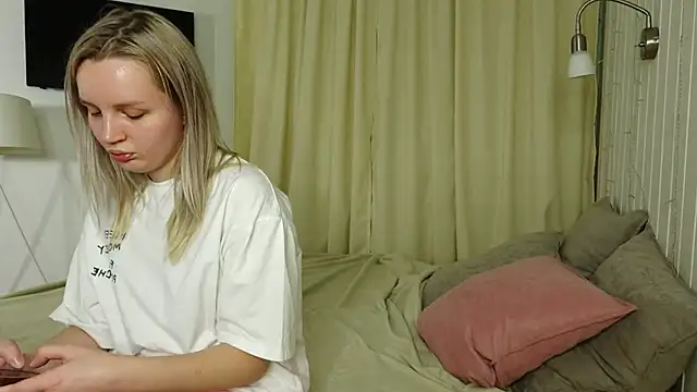 Snapshot of Beatrica_Klein chatting on 10/12/25, 02:27 Beatrica Klein online show from 10/12/25, 02:27