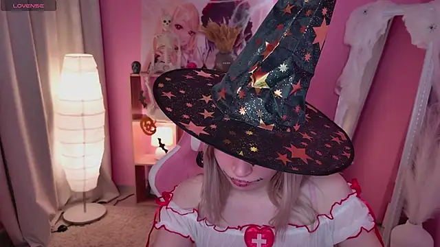 Snapshot of Beatrica_Klein chatting on 10/28/25, 03:58 Beatrica Klein online show from 10/28/25, 03:58