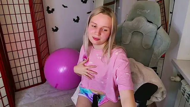 Snapshot of Beatrica_Klein chatting on 11/02/25, 02:08 Beatrica Klein online show from 11/02/25, 02:08