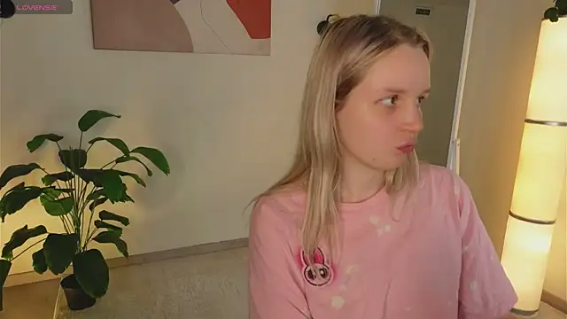 Snapshot of Beatrica_Klein chatting on 11/10/25, 04:17 Beatrica Klein online show from 11/10/25, 04:17