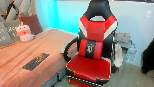 Snapshot of Kendall_Sophy chatting on 12/16/24, 07:21 Kendall Sophy online show from 12/16/24, 07:21