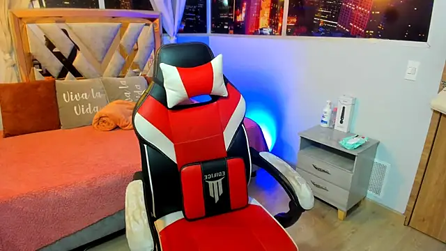 Snapshot of Kendall_Sophy chatting on 01/22/25, 07:13 Kendall Sophy online show from 01/22/25, 07:13