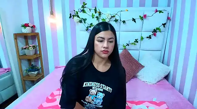 Snapshot of Kendall_Sophy chatting on 03/18/25, 04:26 Kendall Sophy online show from 03/18/25, 04:26