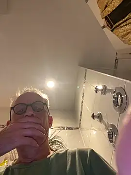 Snapshot of Frank22xx chatting on 10/06/25, 08:39 Frank22xx online show from 10/06/25, 08:39