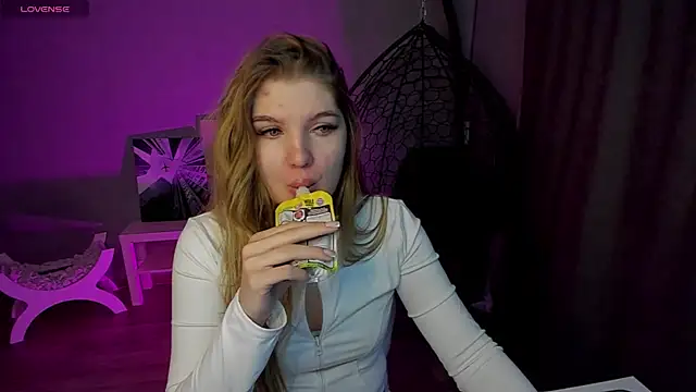 Snapshot of lily_williamss chatting on 02/27/26, 12:43 lily williamss online show from 02/27/26, 12:43