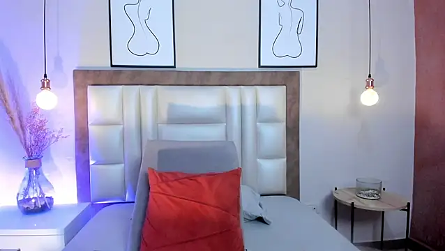 Emilywatsonn online show from 06/08/26, 12:16