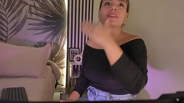 Snapshot of Samaantha-White chatting on 03/05/26, 11:28 Samaantha-White online show from 03/05/26, 11:28