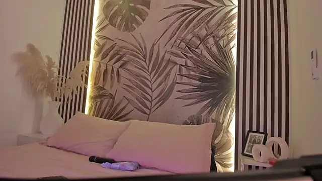 Snapshot of Samaantha-White chatting on 03/24/26, 11:37 Samaantha-White online show from 03/24/26, 11:37