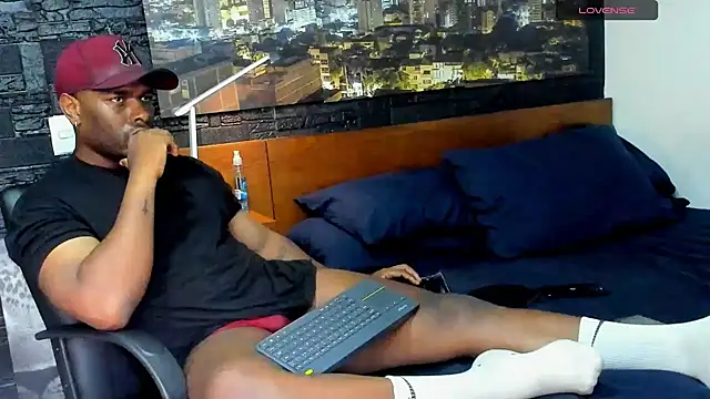 Snapshot of thomas_santtos1 chatting on 02/18/25, 01:11 thomas santtos1 online show from 02/18/25, 01:11