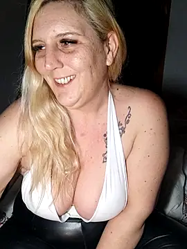 Snapshot of BecciDeluxe chatting on 02/07/26, 11:30 BecciDeluxe online show from 02/07/26, 11:30