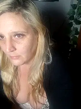 Snapshot of BecciDeluxe chatting on 03/12/26, 11:49 BecciDeluxe online show from 03/12/26, 11:49