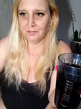 Snapshot of BecciDeluxe chatting on 03/15/26, 02:56 BecciDeluxe online show from 03/15/26, 02:56