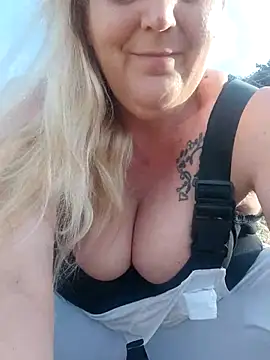 Snapshot of BecciDeluxe chatting on 03/18/26, 03:48 BecciDeluxe online show from 03/18/26, 03:48