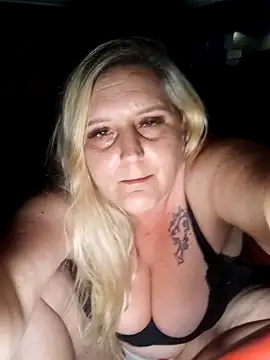 Snapshot of BecciDeluxe chatting on 04/22/26, 07:04 BecciDeluxe online show from 04/22/26, 07:04