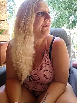 Snapshot of BecciDeluxe chatting on 05/31/26, 11:17 BecciDeluxe online show from 05/31/26, 11:17