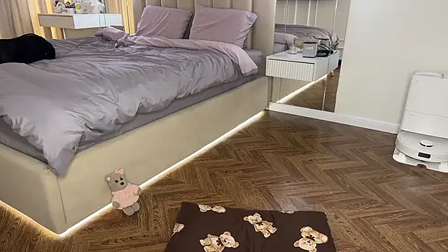 Elsa Ice online show from 10/13/25, 08:47